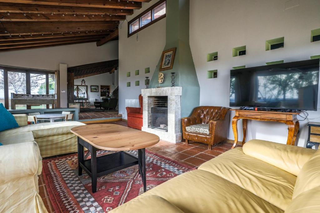 sala de estar con muebles y chimenea en Explora, en Pastores