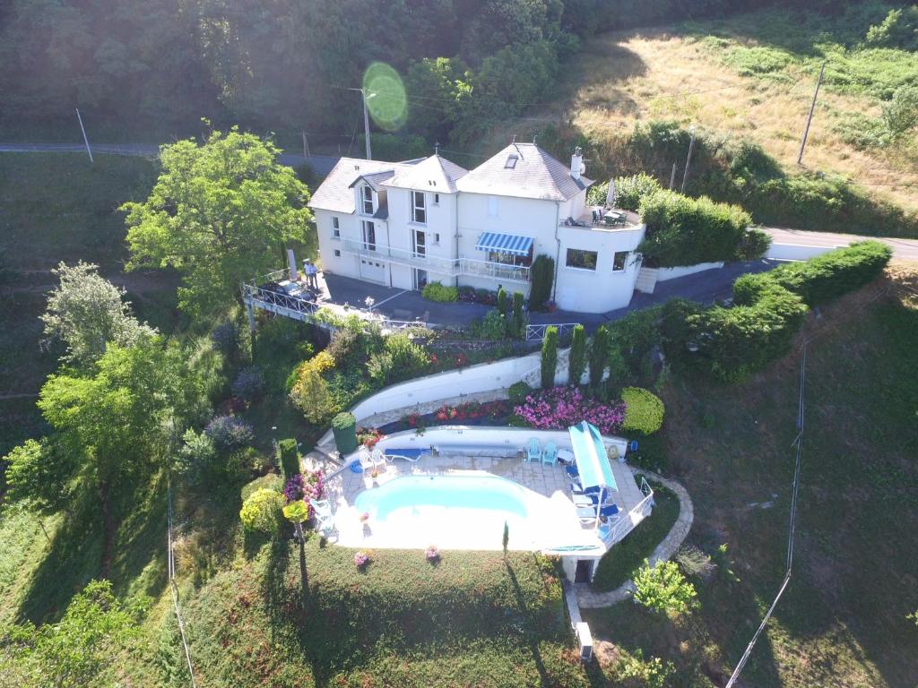 vista aerea di una casa con piscina di Suite EUGENIE piscine MAISON BLANCHE TULLE a Tulle