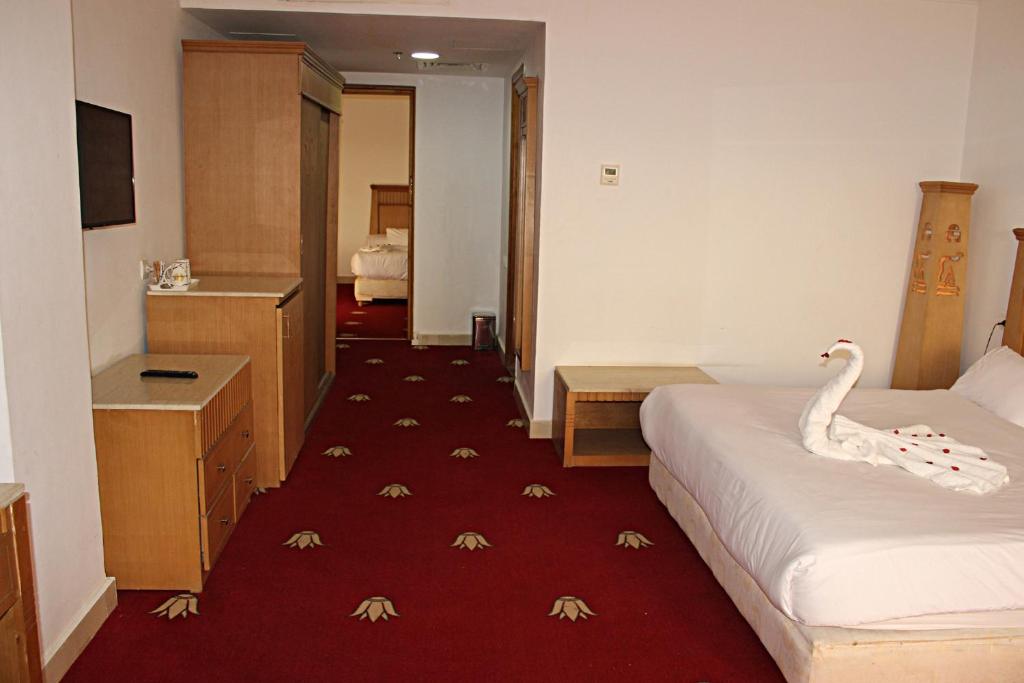 Letto o letti in una camera di Regency Pyramids Hotel