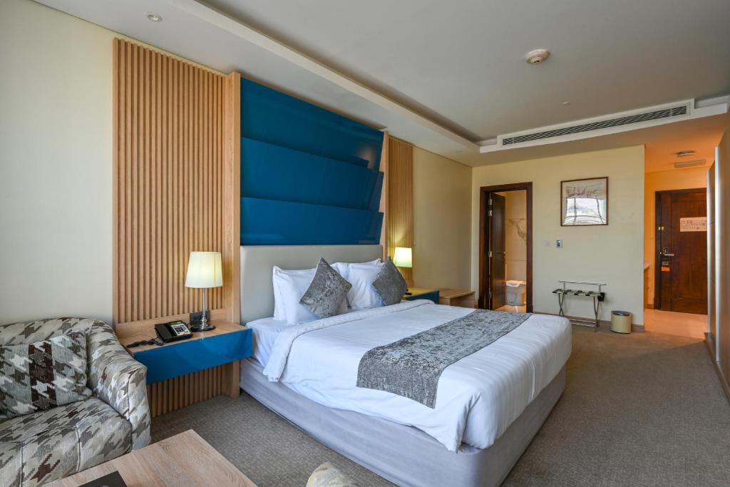 A bed or beds in a room at Al Mansour Suites Hotel