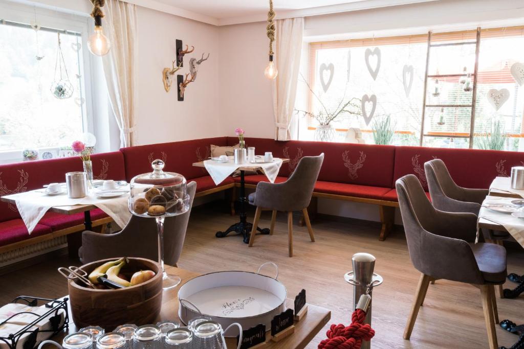 A seating area at Gästehaus Reicher