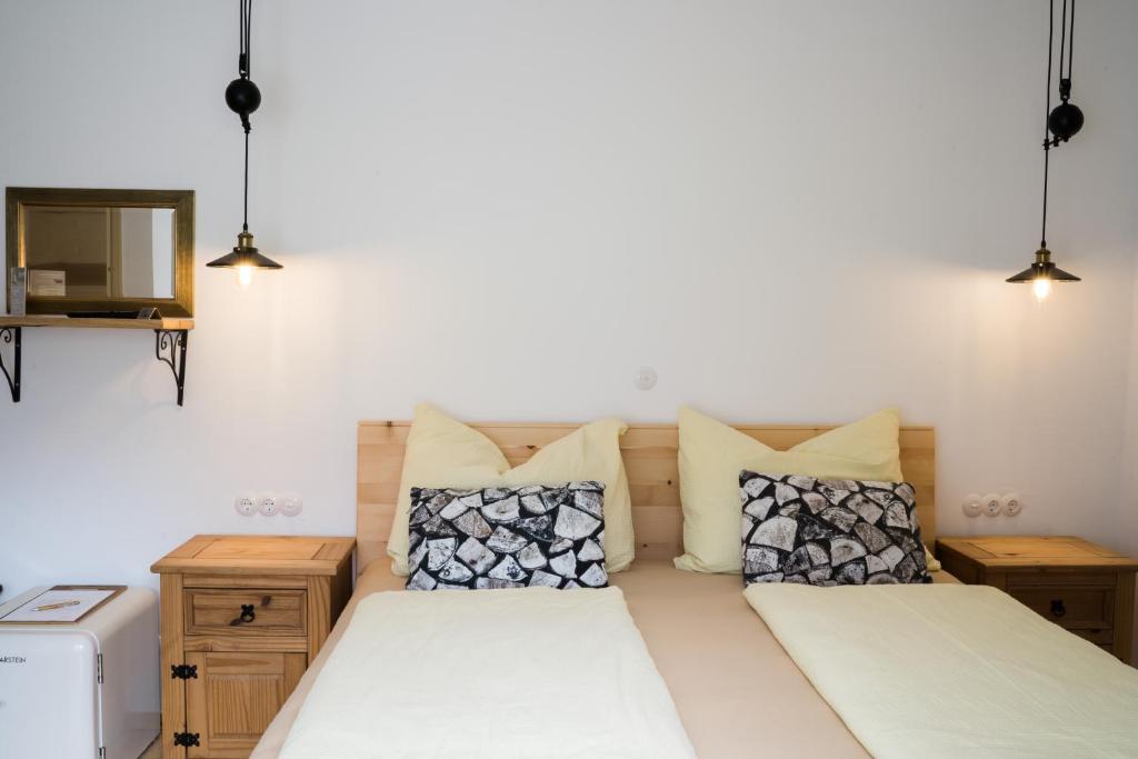 A bed or beds in a room at Gästehaus Reicher