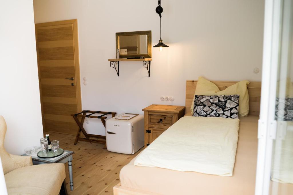 A bed or beds in a room at Gästehaus Reicher