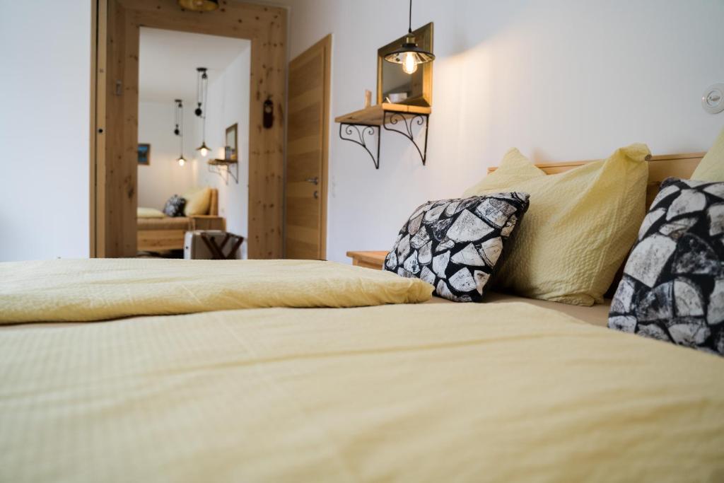 A bed or beds in a room at Gästehaus Reicher