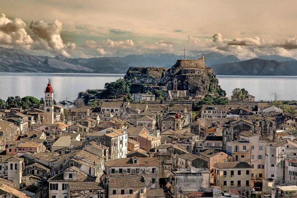 uma cidade com um castelo no topo de uma montanha em Corfu Town Central Apartment em Corfu Town
