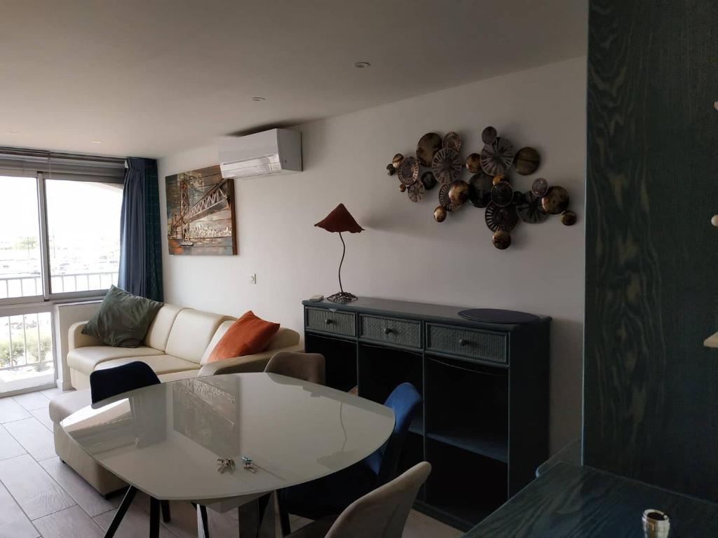 Posezení v ubytování superbe appart 4 pers Vue centre port du Cap d'Agde neuf climatisé