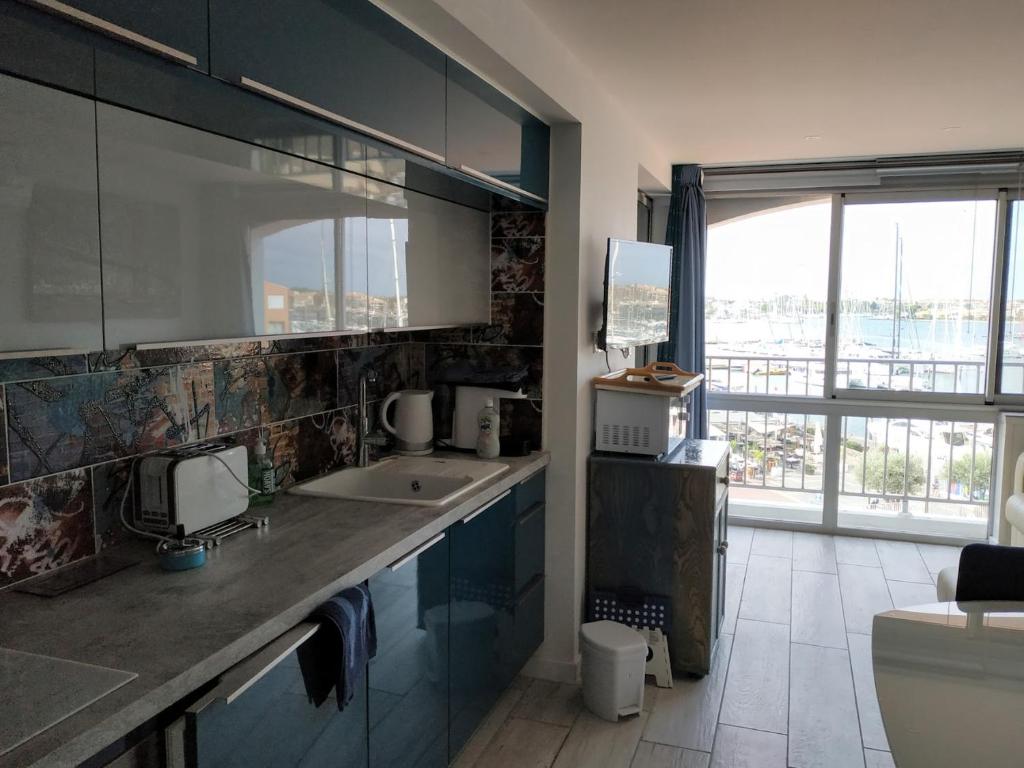 Kuchyň nebo kuchyňský kout v ubytování superbe appart 4 pers Vue centre port du Cap d'Agde neuf climatisé