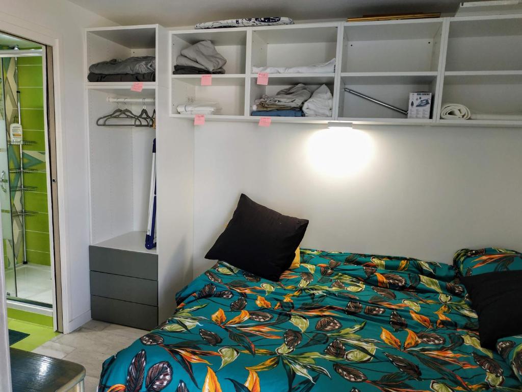 Postel nebo postele na pokoji v ubytování superbe appart 4 pers Vue centre port du Cap d'Agde neuf climatisé