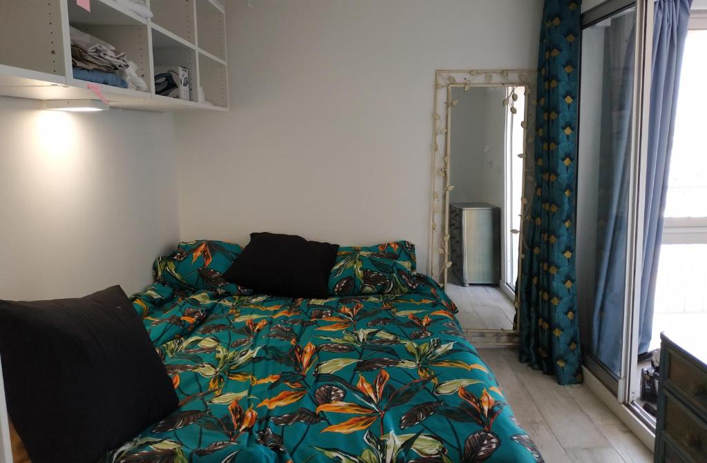 Postel nebo postele na pokoji v ubytování superbe appart 4 pers Vue centre port du Cap d'Agde neuf climatisé