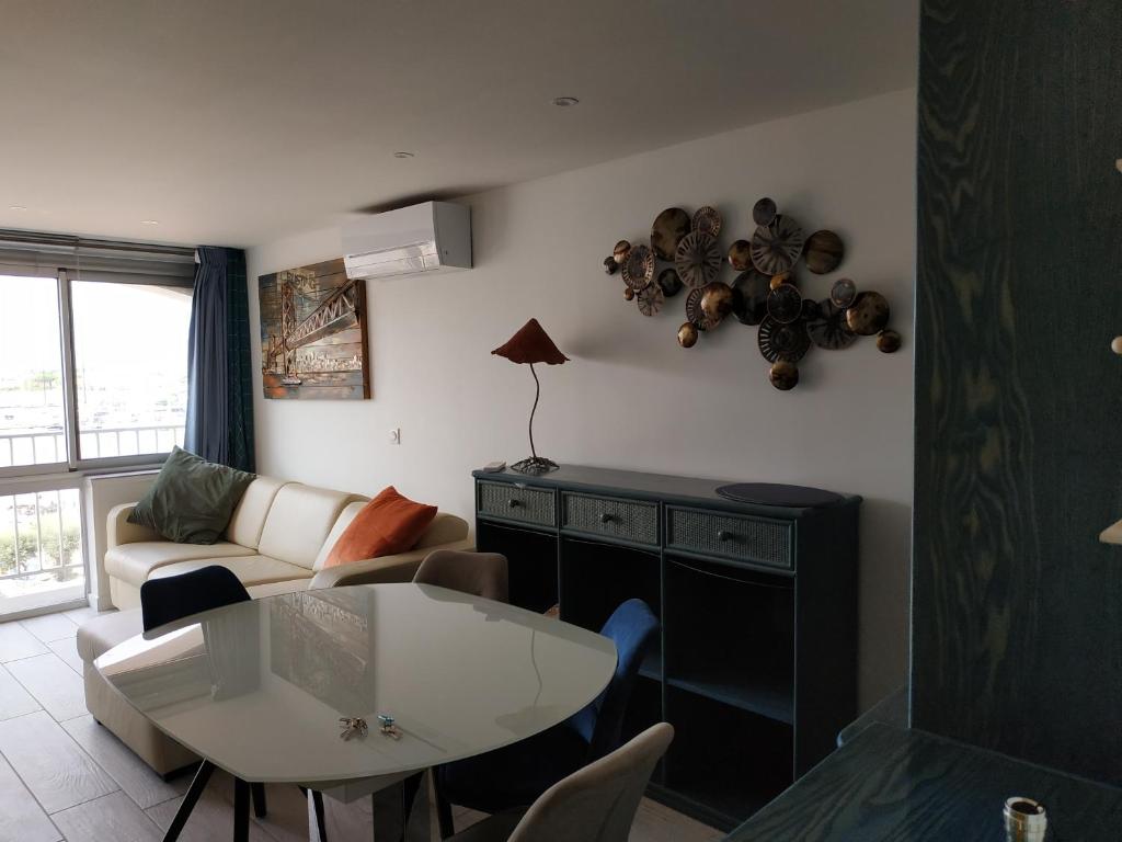 Posezení v ubytování superbe appart 4 pers Vue centre port du Cap d'Agde neuf climatisé