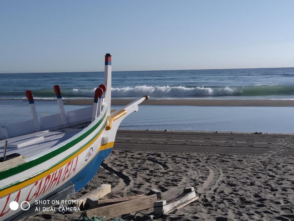 een boot op het strand bij de oceaan bij Apartamento Cervera in Torremolinos
