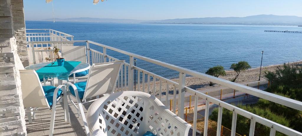 uma vista para o oceano a partir da varanda de uma casa em Sea view Perea Apartment em Perea