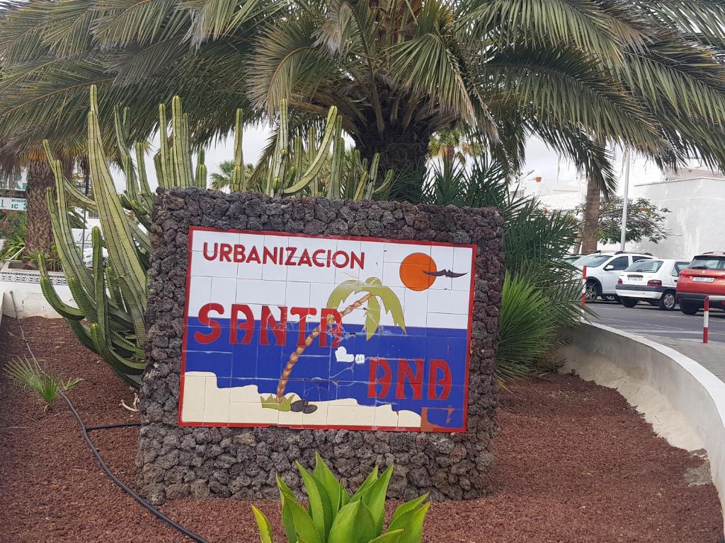 Un signe qui dit universalisation surf et fin de sable dans l'établissement Bungaló Santa Ana, à Costa del Silencio