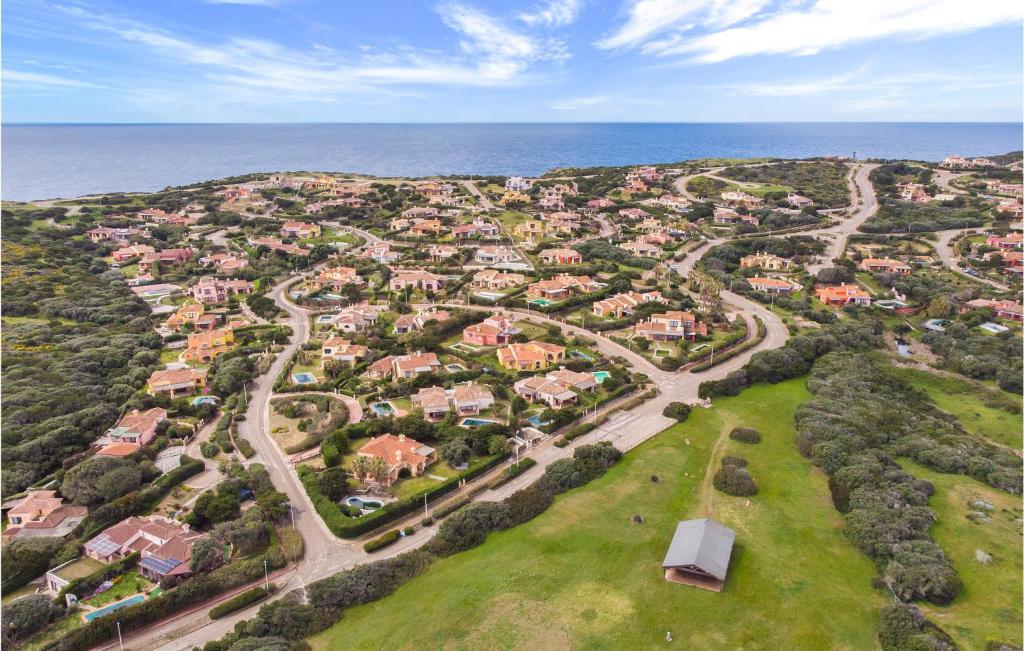 una vista aérea de un suburbio con el océano en Villa 4 en Stintino