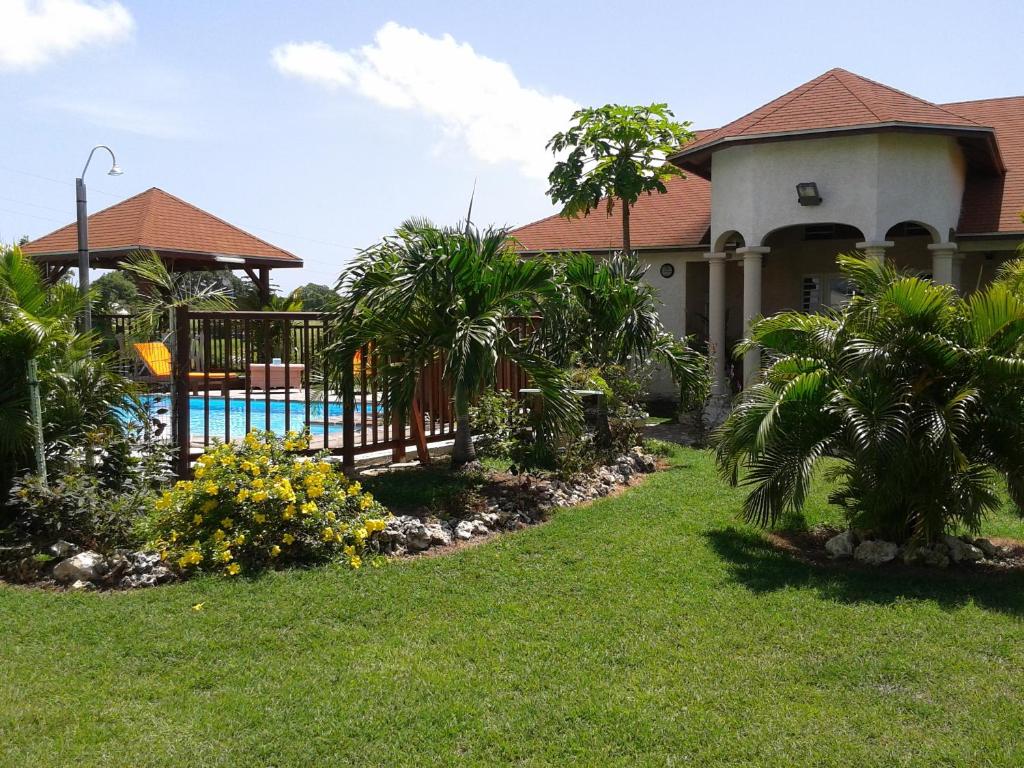 a house with a swimming pool in a yard at La villa émeraude 04 étoiles in Saint-François