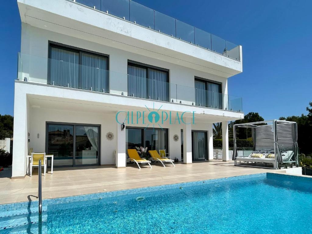 een villa met een zwembad voor een gebouw bij VALENTINA villa de lujo in Calpe