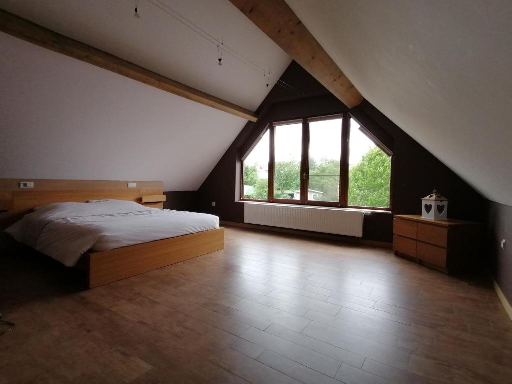 Postel nebo postele na pokoji v ubytování L'Atelier d'Arthur - Gîte chaleureux avec jacuzzi.