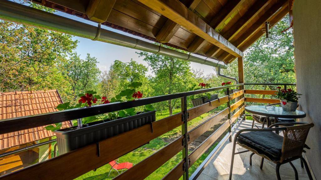 Balkón nebo terasa v ubytování Holiday Home "Sleme" with jacuzzi, big garden and arbor with fireplace