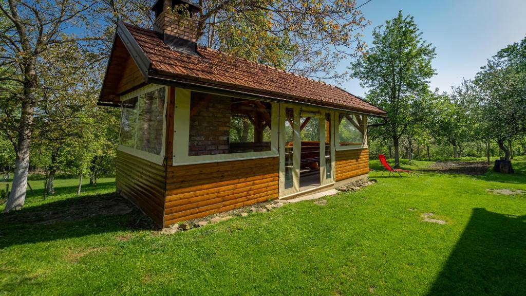 Zahrada ubytování Holiday Home "Sleme" with jacuzzi, big garden and arbor with fireplace
