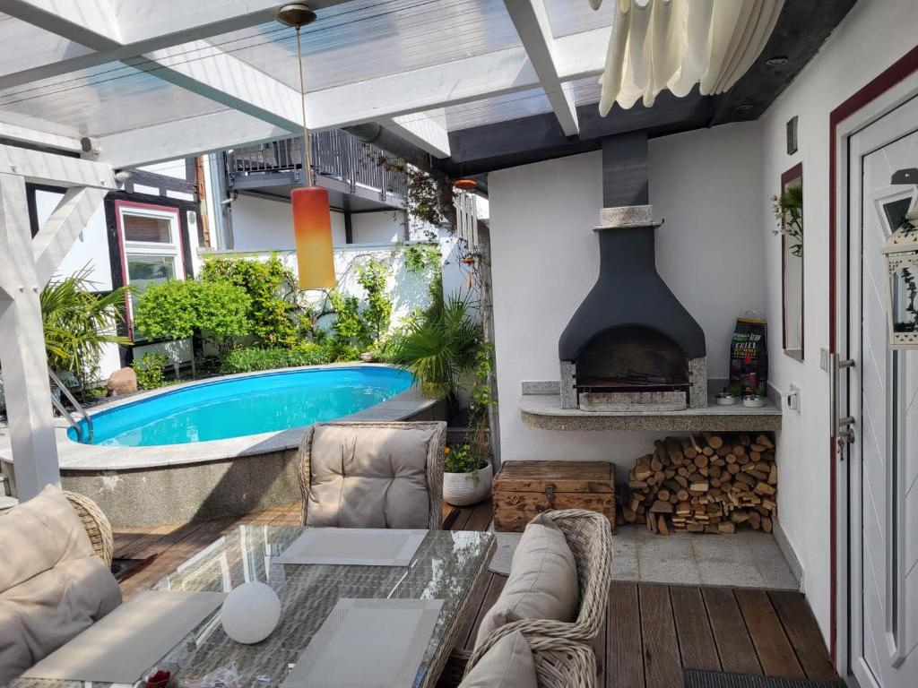 a living room with a fireplace and a swimming pool at Ferienwohnung am Rathaus in Tangermünde