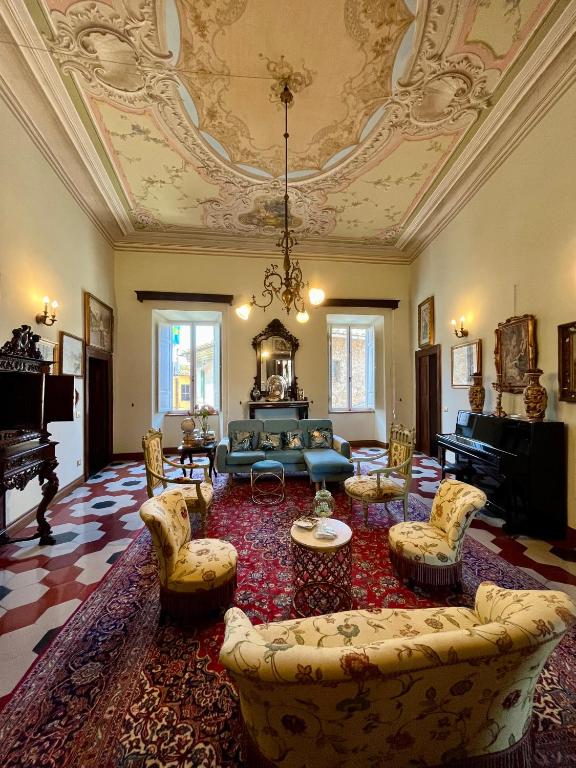 a large living room with a couch and a piano at B&B 'Degli Artisti' in Magliano Sabina