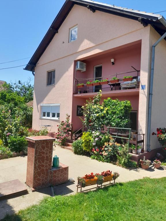 una casa con un banco delante de ella en Soba Lavanda, en Kladovo