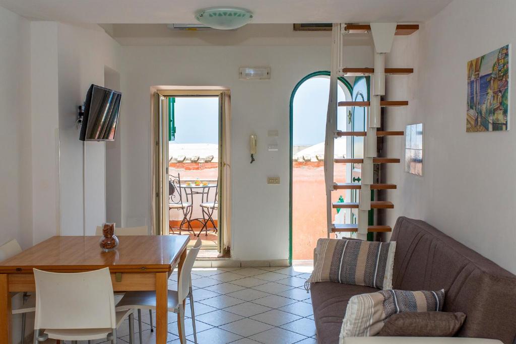 een woonkamer met een tafel en een eetkamer bij House In the Tower in Amalfi