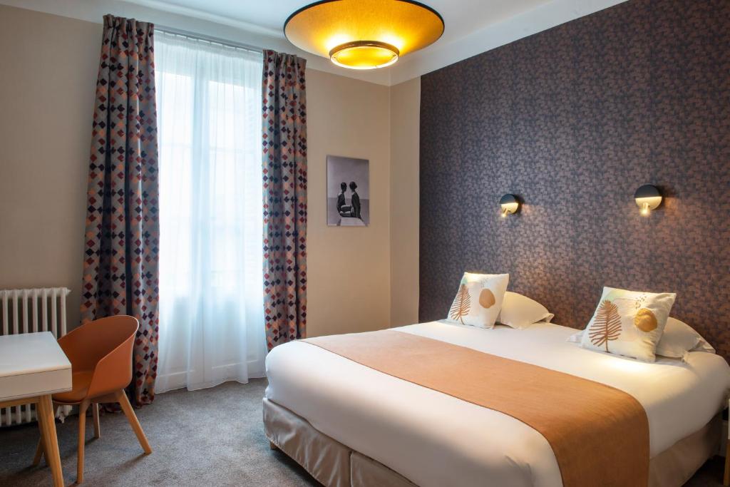 Postel nebo postele na pokoji v ubytování Hôtel Les Nations The Originals Boutique VICHY