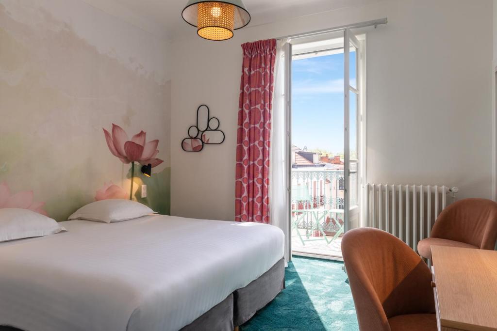 Postel nebo postele na pokoji v ubytování Hôtel Les Nations The Originals Boutique VICHY