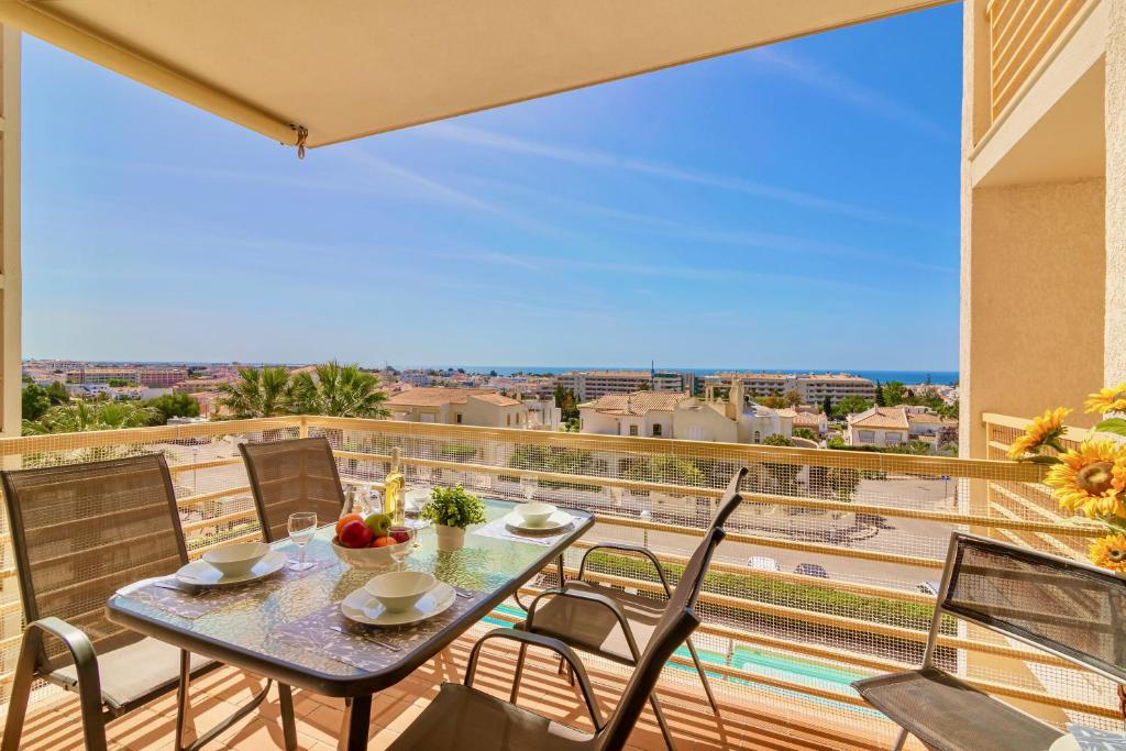 een tafel en stoelen op een balkon met uitzicht bij Mar a Vista in Albufeira