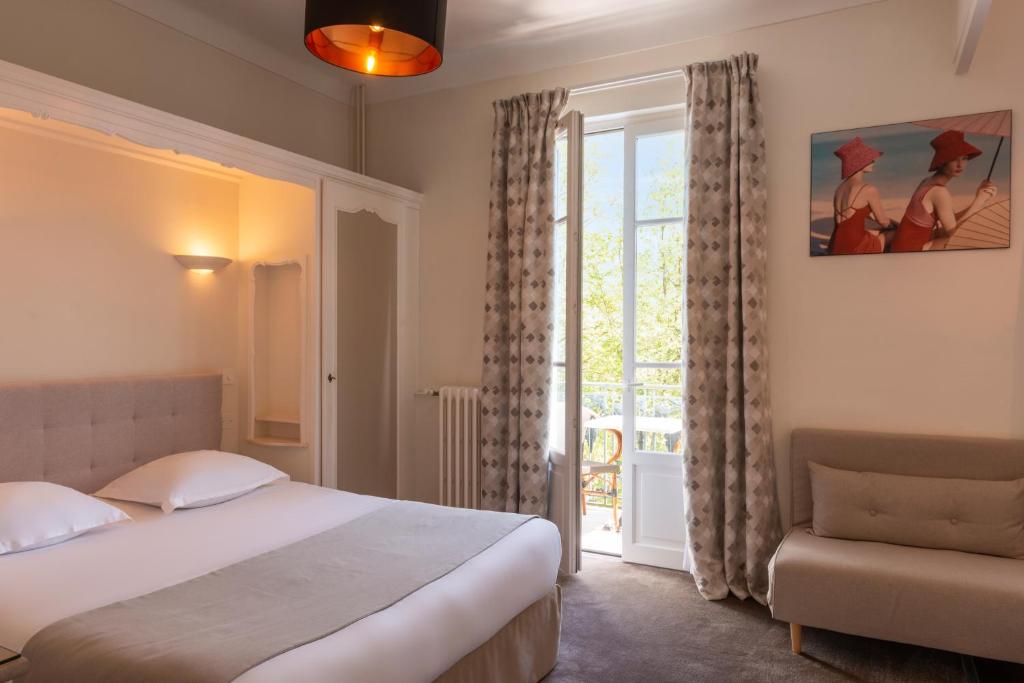 Postel nebo postele na pokoji v ubytování Hôtel Les Nations The Originals Boutique VICHY