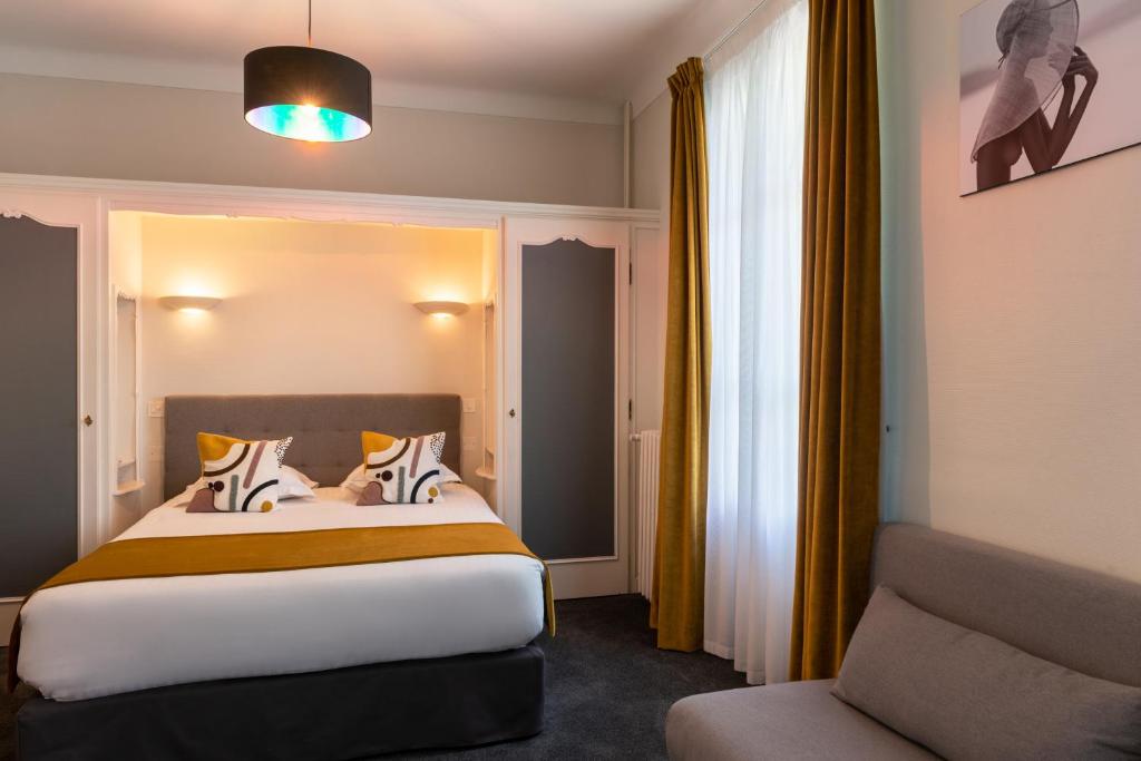 Postel nebo postele na pokoji v ubytování Hôtel Les Nations The Originals Boutique VICHY