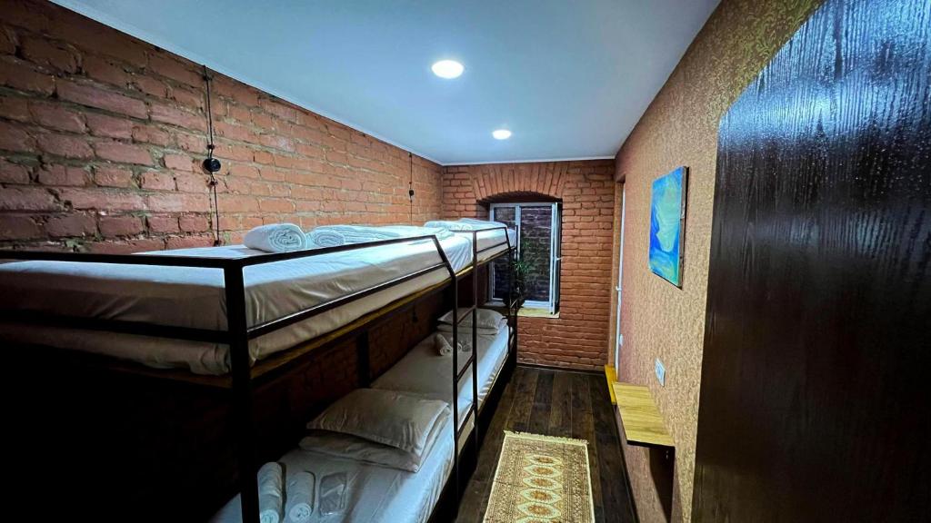 Postel nebo postele na pokoji v ubytování Hostel Pirosmani