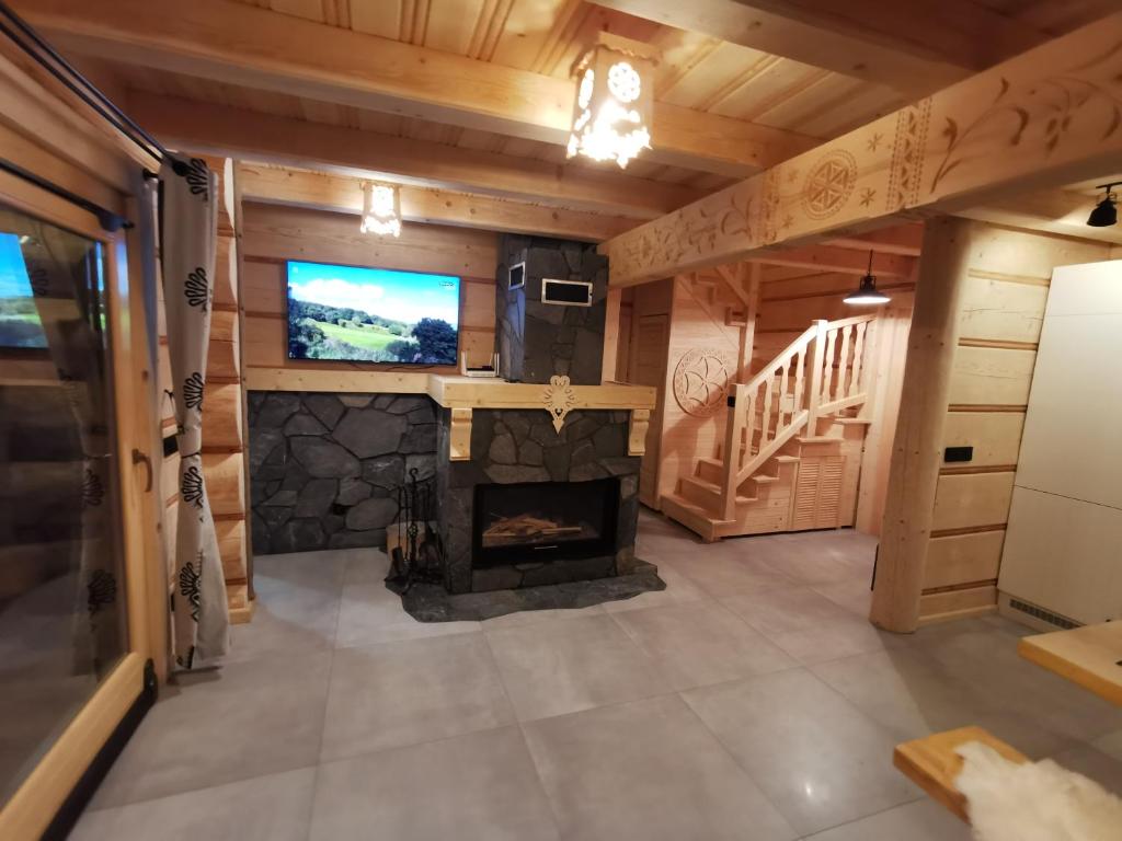 Televízia a/alebo spoločenská miestnosť v ubytovaní Domki z Jabłonki z Jacuzzi