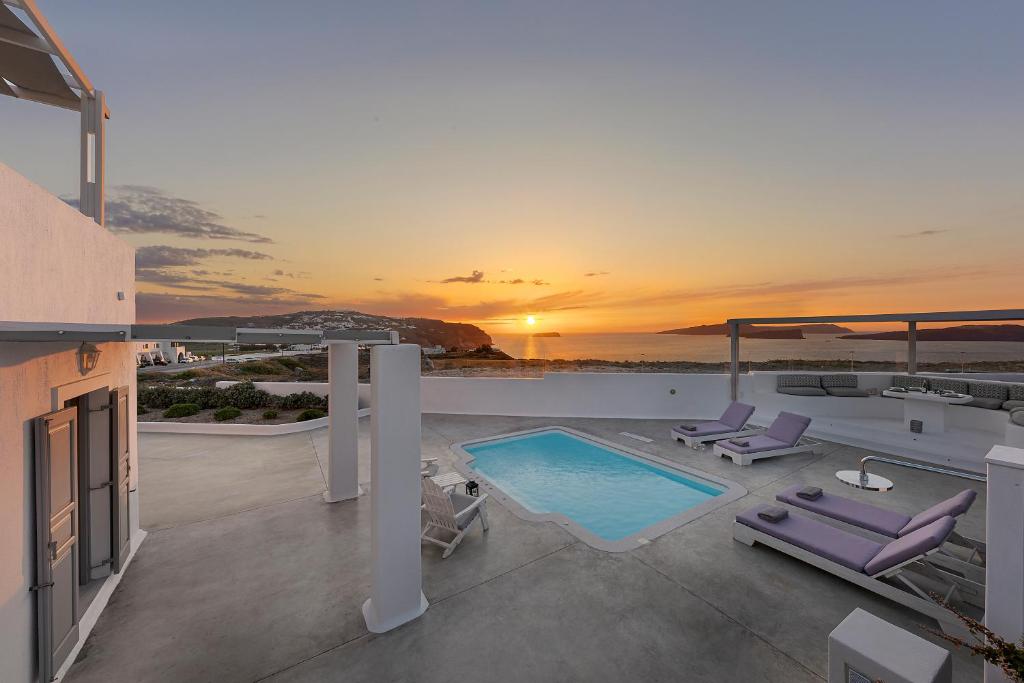 アクロティリにあるHemera Holiday Home villa on Santoriniのスイミングプールと夕日を望むヴィラ