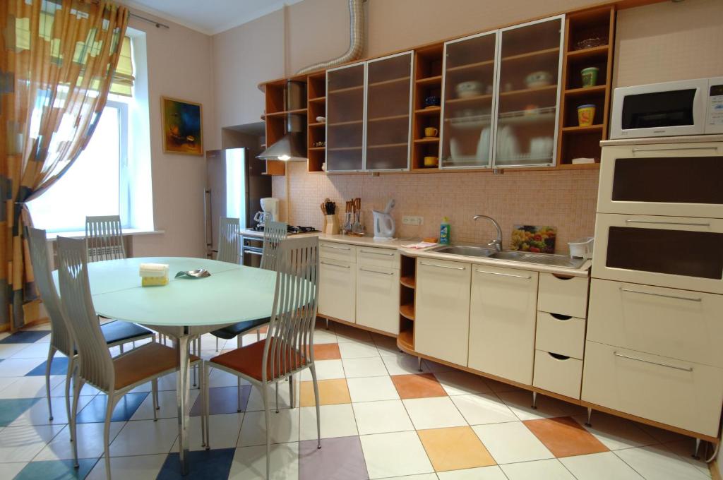 Ett kök eller pentry på Kiev Accommodation Apartment on Prorizna st.