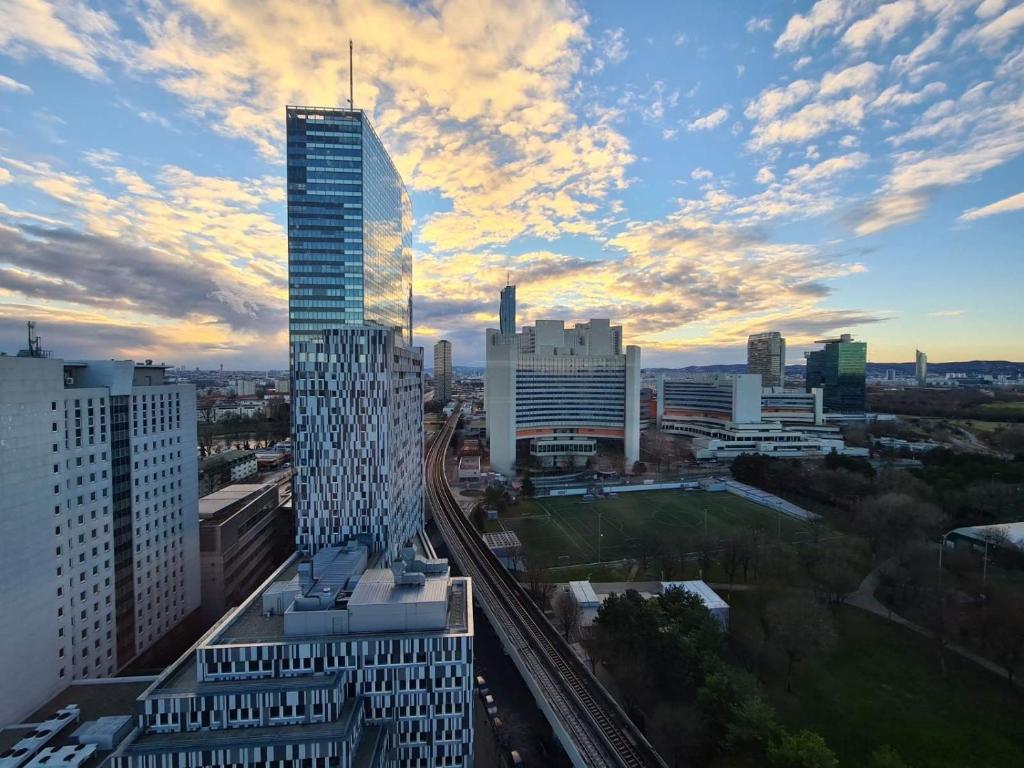 z widokiem na panoramę miasta z wysokim budynkiem w obiekcie Flat UNO City w Wiedniu