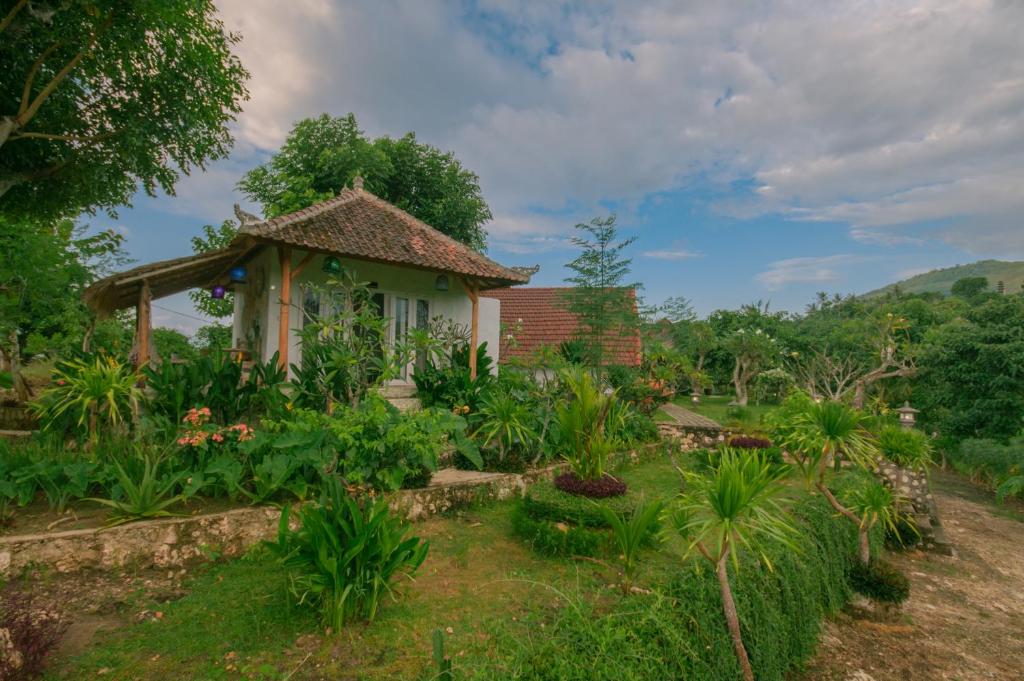 a small house in the middle of a garden at kaje cottage & restaurant in Nusa Penida