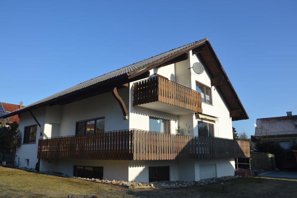 Casa blanca con balcones de madera. en Ferienwohnung Anna, en Ühlingen-Birkendorf