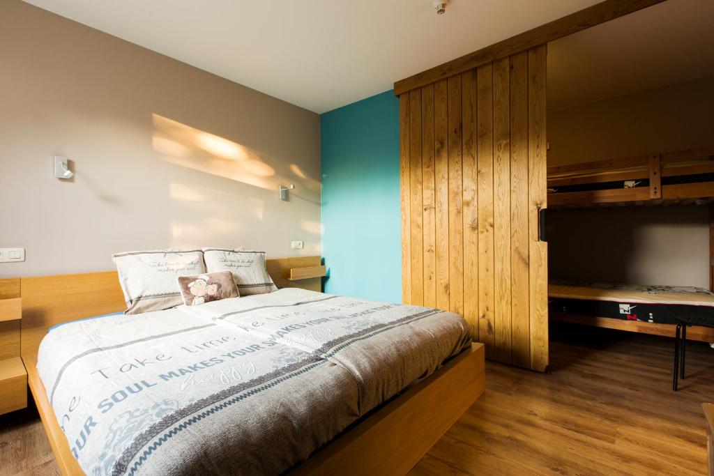 sypialnia z dużym łóżkiem i telewizorem w obiekcie B&B Hoeve de Schapenkop w mieście Ronse