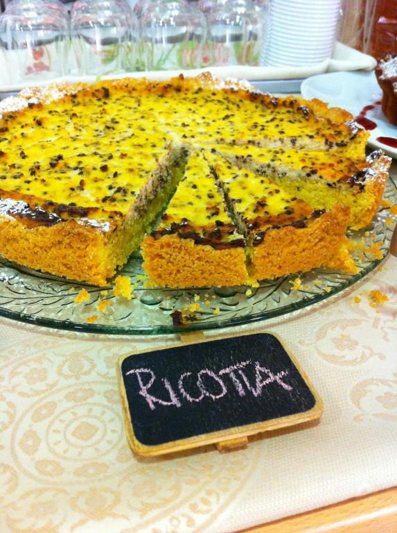 tort siedzący na talerzu na stole w obiekcie Hotel La Palazzina w mieście San Benedetto del Tronto