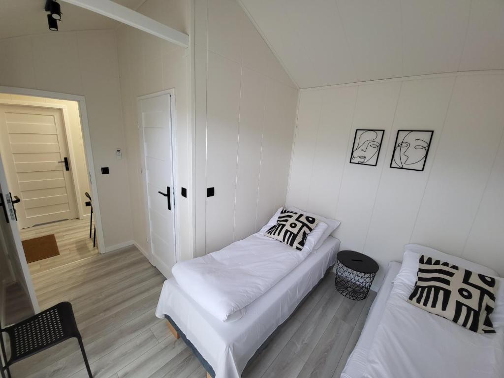 biały pokój z łóżkiem i kanapą w obiekcie Marina Houses w mieście Ruciane-Nida