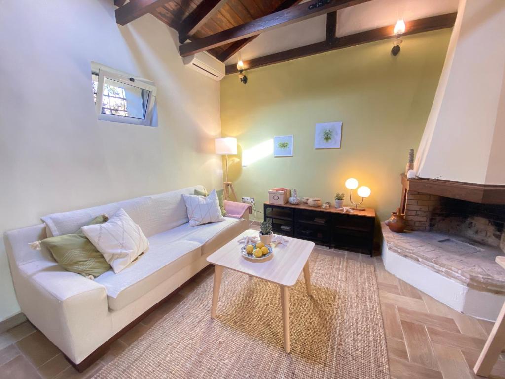 un soggiorno con divano bianco e tavolo di Katouna hill a Città di Lefkada