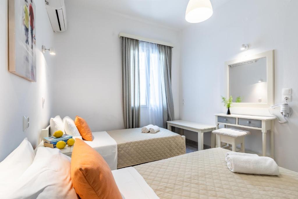 Postel nebo postele na pokoji v ubytování Marialena Rooms