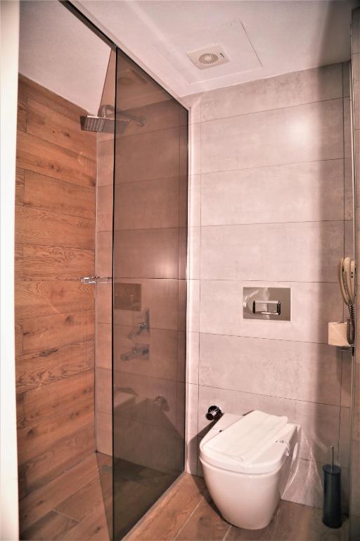 A bathroom at İstanbul Beach Hotel