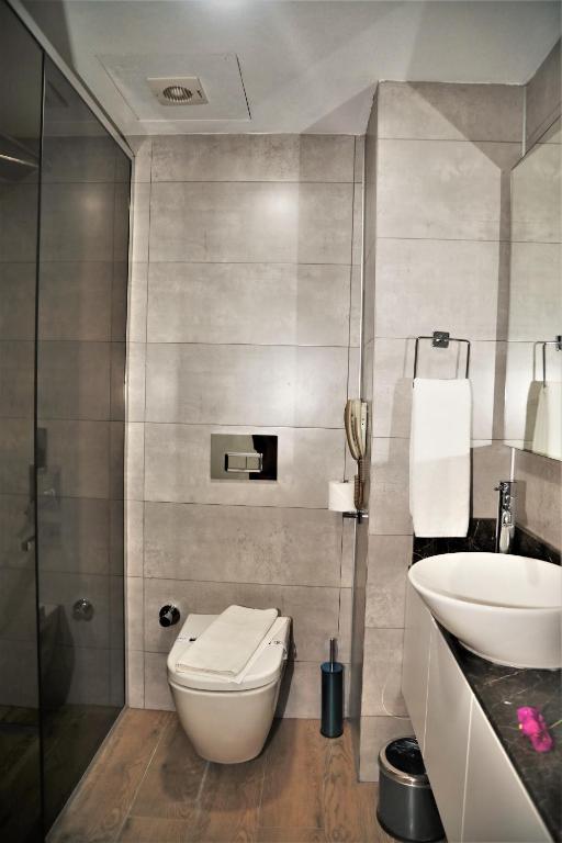 A bathroom at İstanbul Beach Hotel