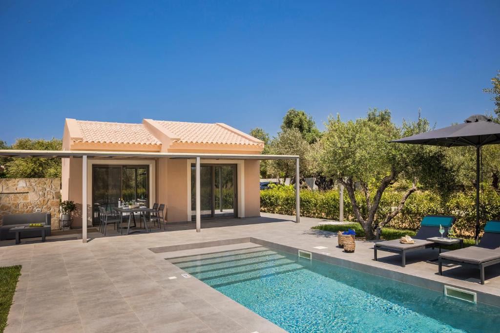 The swimming pool at or close to Villa LAOURA