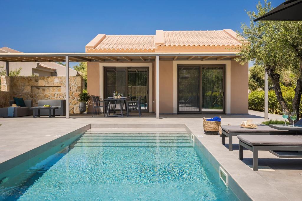 The swimming pool at or close to Villa LAOURA