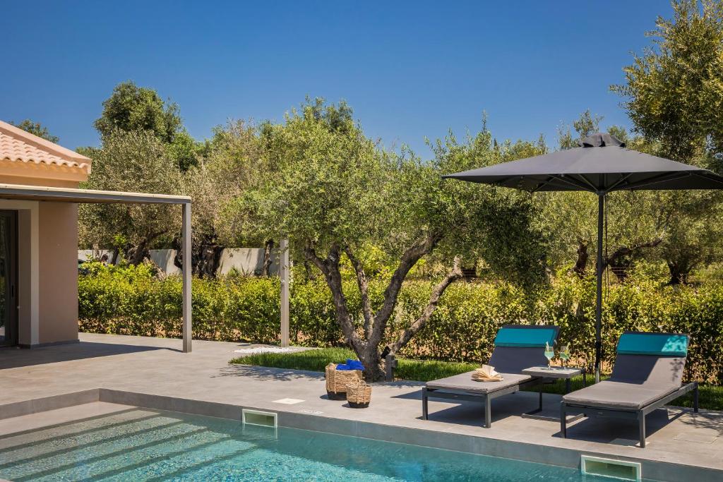 The swimming pool at or close to Villa LAOURA