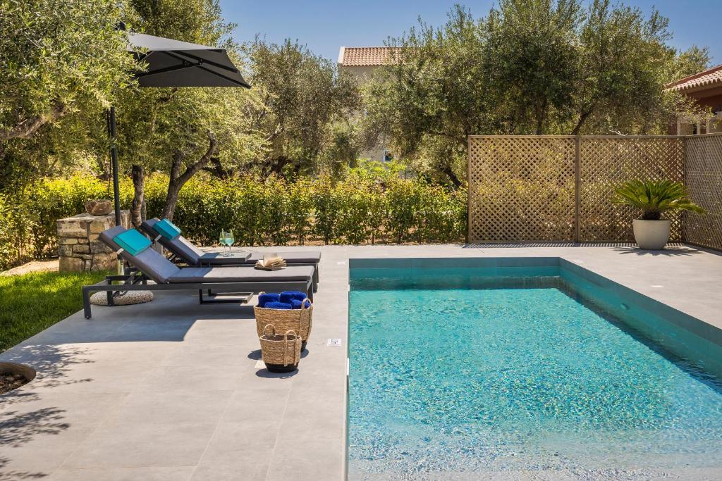 The swimming pool at or close to Villa LAOURA